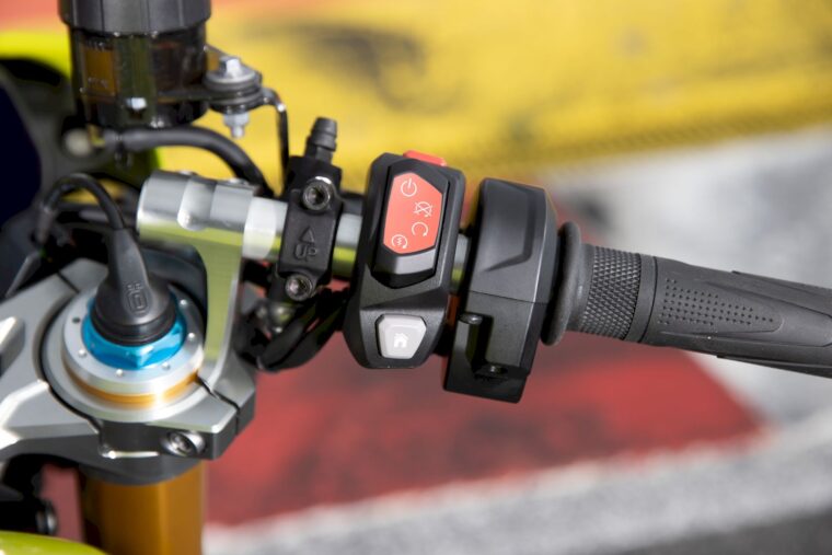 triumph-speed-triple-1200-rx-2025-36