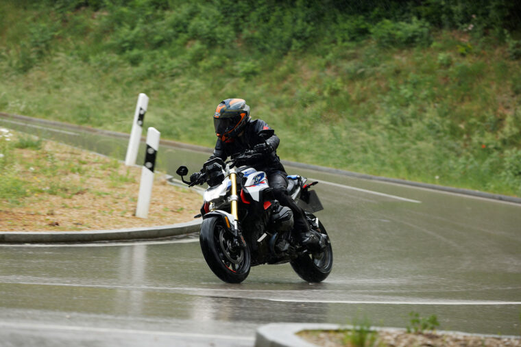 Prueba BMW R 1300 R 2025, de roadster a dragster 10 BMW R 1300 r 2025 prueba opinion lluvia 1