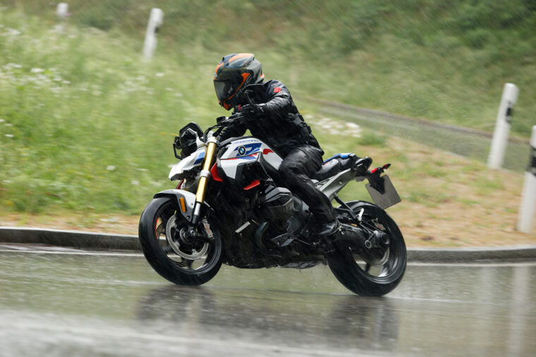 BMW-R-1300-r-2025-prueba-opinion-lluvia-11