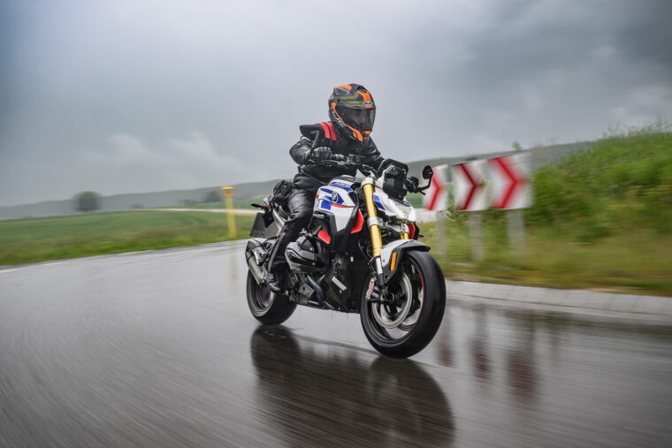 BMW-R-1300-r-2025-prueba-opinion-lluvia-19