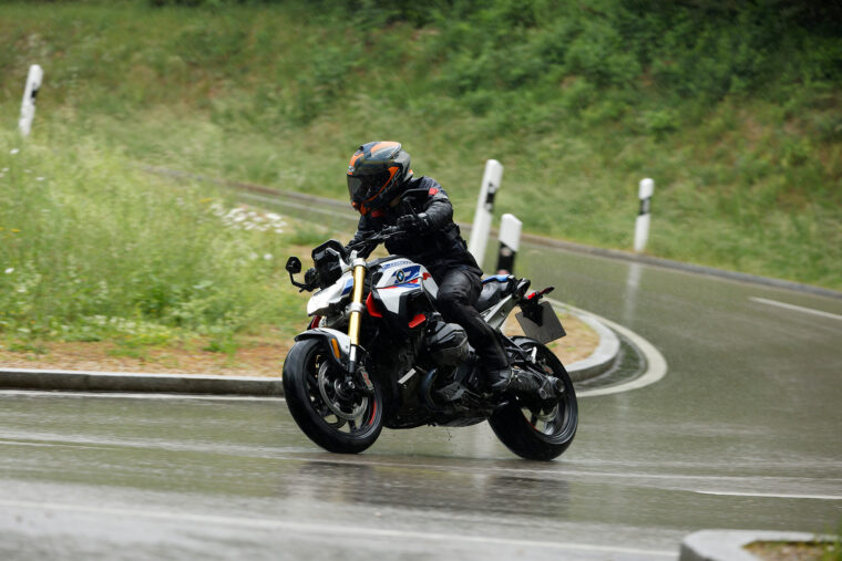 BMW-R-1300-r-2025-prueba-opinion-lluvia-2