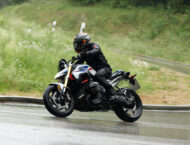 Prueba BMW R 1300 R 2025, de roadster a dragster 14 BMW R 1300 r 2025 prueba opinion lluvia 4