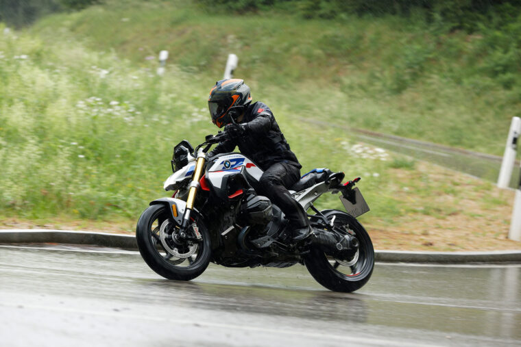 BMW-R-1300-r-2025-prueba-opinion-lluvia-4