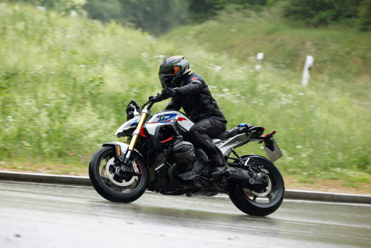 BMW-R-1300-r-2025-prueba-opinion-lluvia-5