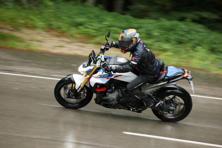 BMW-R-1300-r-2025-prueba-opinion-lluvia-8