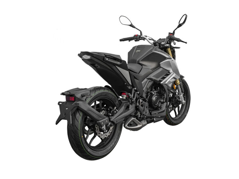 Cyclone-Battlo-125-2025-estudio-gris5