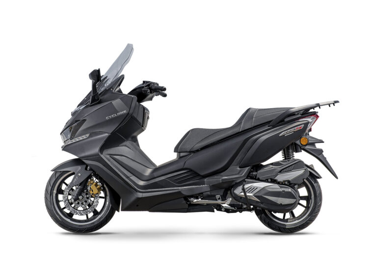 Cyclone-RT3S-300-2025-estudio-negro7