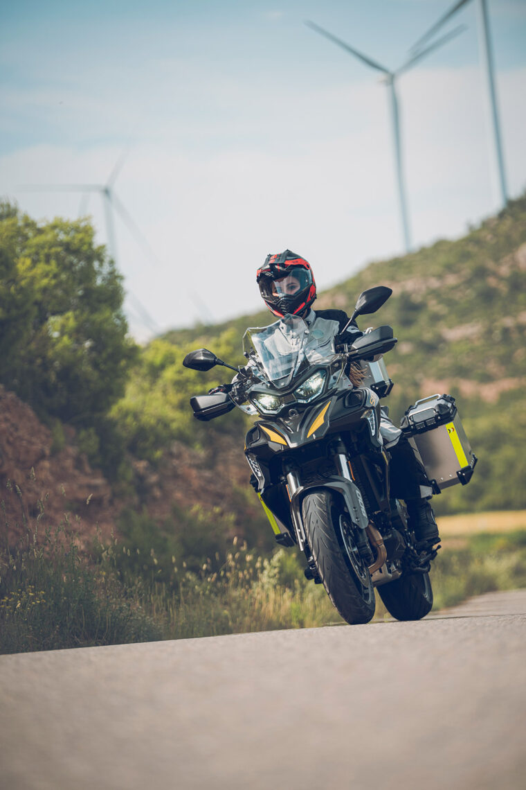 QJ-SRT-900S-2025-accion1