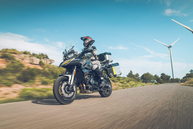 QJ-SRT-900S-2025-accion2