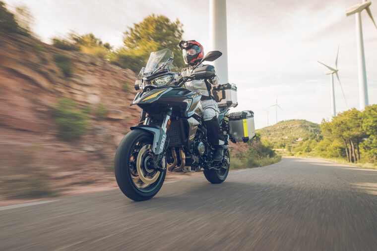 QJ-SRT-900S-2025-accion3