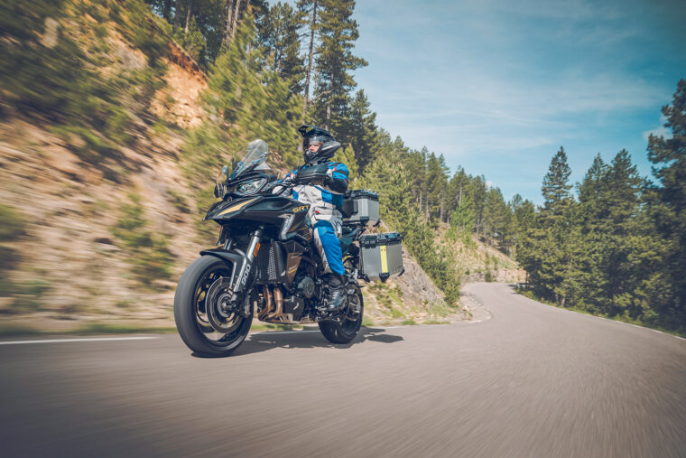 QJ SRT 900S 2025 accion4