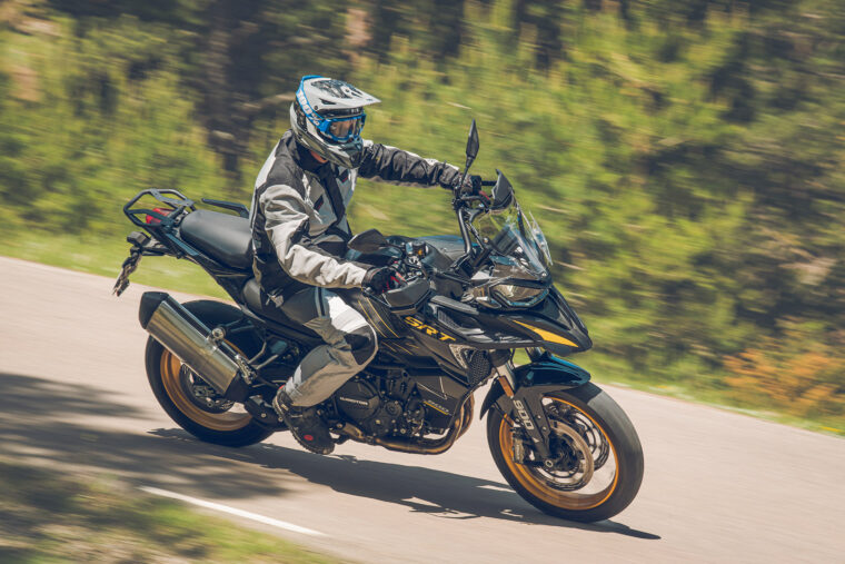 QJ-SRT-900SX-2025-accion5