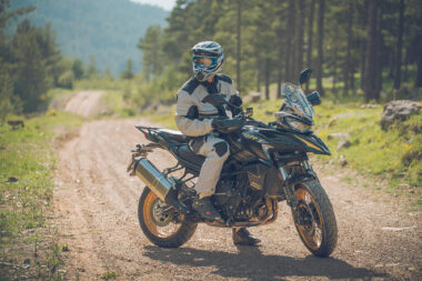 QJ SRT 900SX 2025 estaticas1