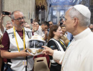 GIVI regala al Papa un casco único por el Jubileo 2025 1 GIVI Casco Papa