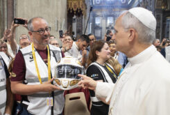 GIVI regala al Papa un casco único por el Jubileo 2025 20 GIVI Casco Papa