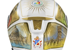 GIVI regala al Papa un casco único por el Jubileo 2025 7 GIVI X27 PAPA REAR