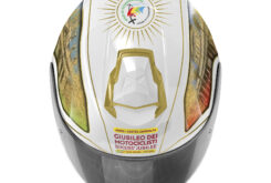 GIVI regala al Papa un casco único por el Jubileo 2025 6 GIVI X27 PAPA TOP