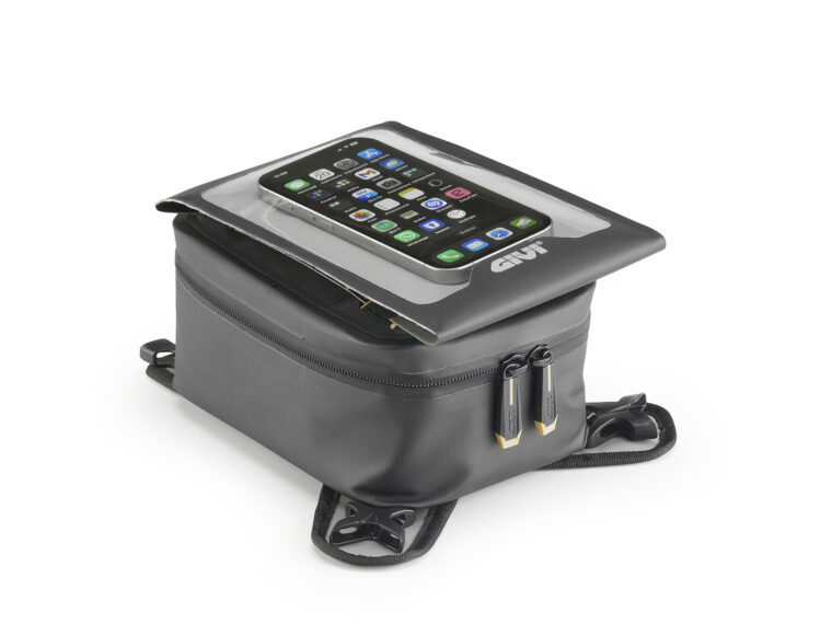 GIVI Canyon. Nuevas maletas blandas de moto para aventuras on y off-road 8 bolsa sobre deposito GIVI GRT729 2