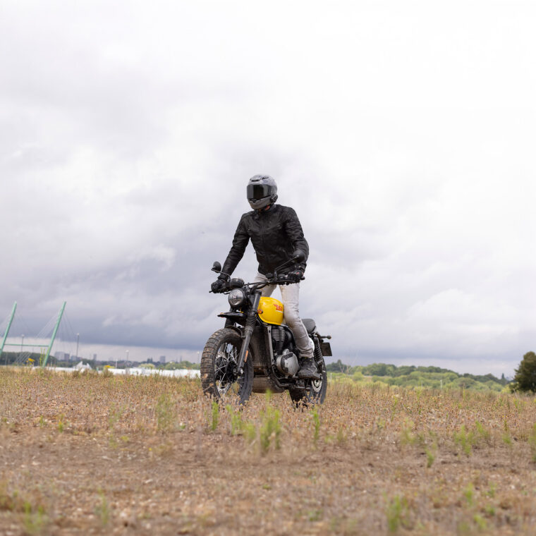 BSA-Scrambler-650-2025-accion1