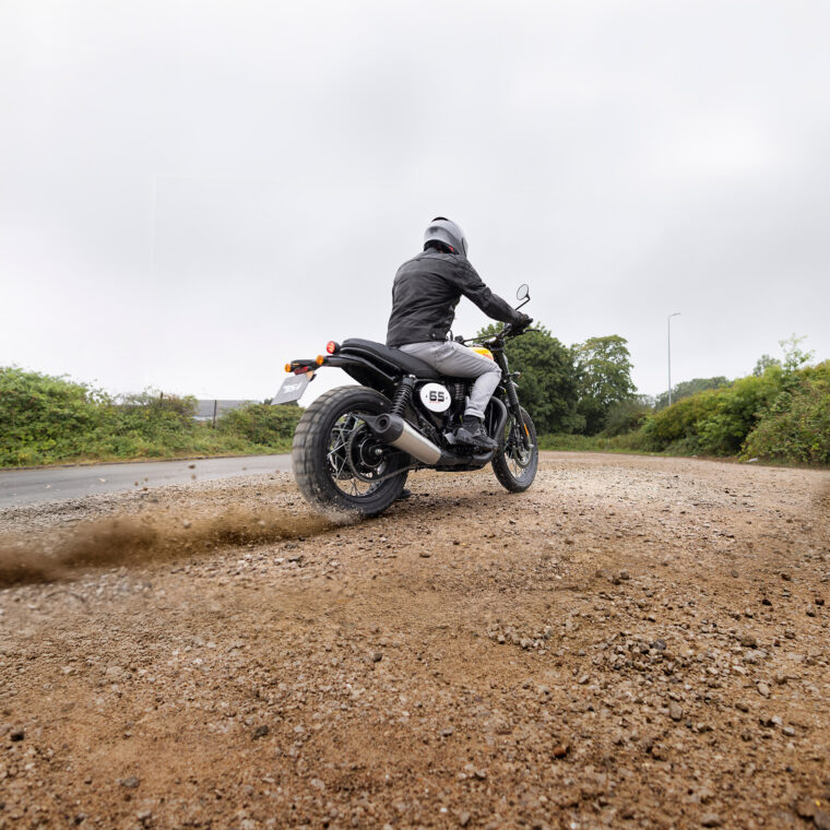 BSA-Scrambler-650-2025-accion2