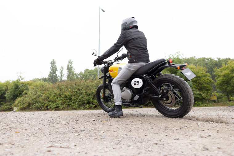 BSA-Scrambler-650-2025-accion4