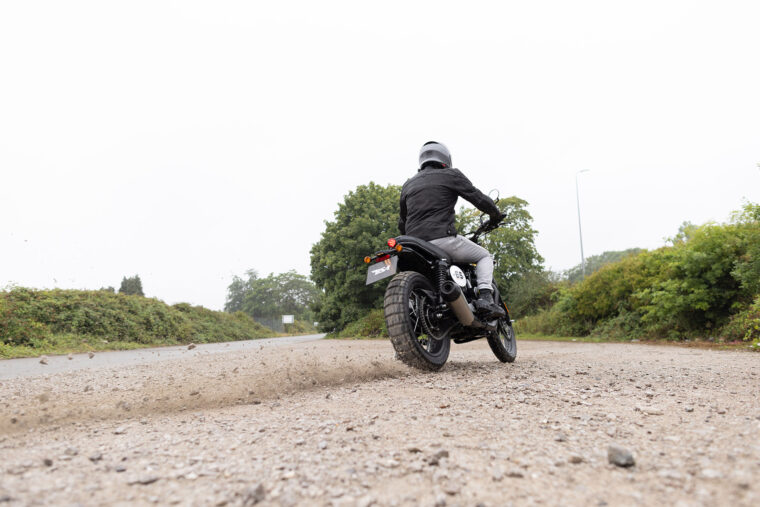 BSA-Scrambler-650-2025-accion5