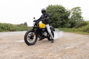 BSA Scrambler 650 2025 accion6