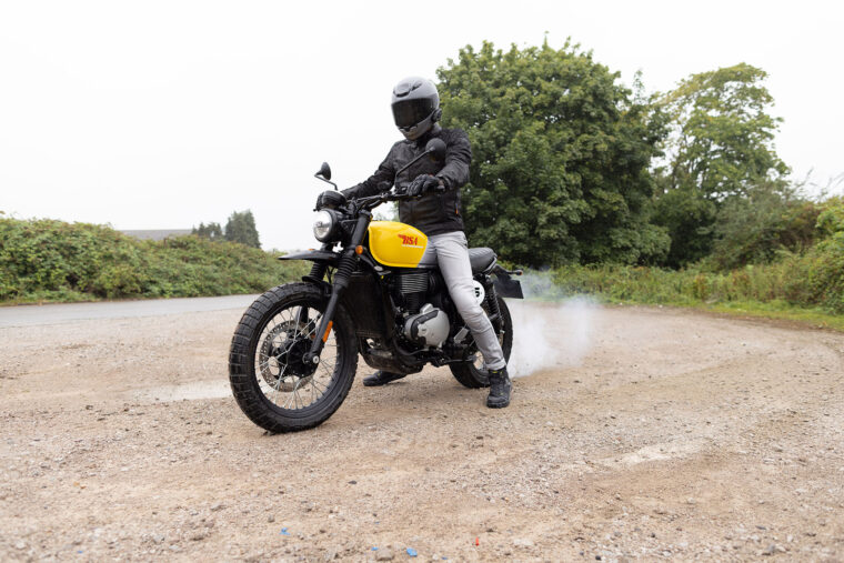 BSA-Scrambler-650-2025-accion6