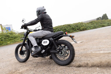 BSA Scrambler 650 2025 accion7