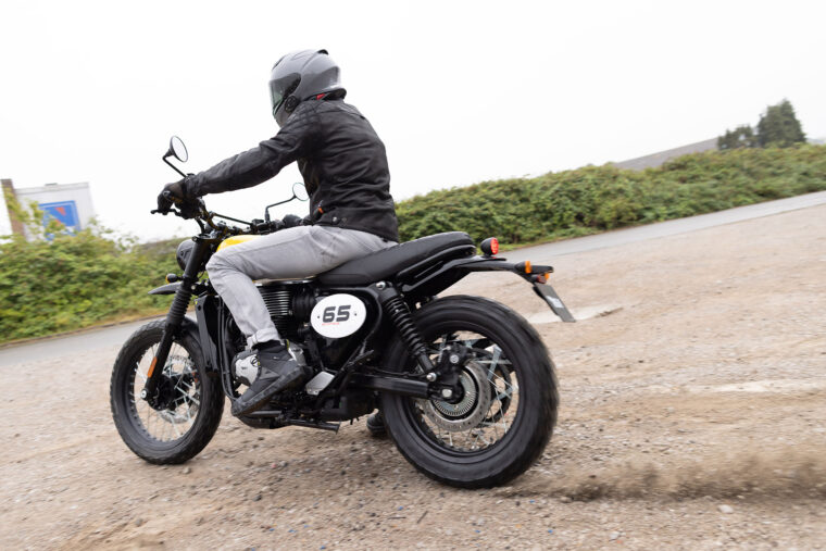 BSA-Scrambler-650-2025-accion7