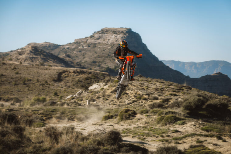 KTM-690-Enduro-R-2026-accion10