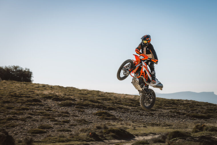 KTM-690-Enduro-R-2026-accion11