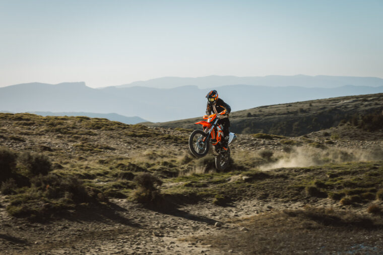 KTM-690-Enduro-R-2026-accion12