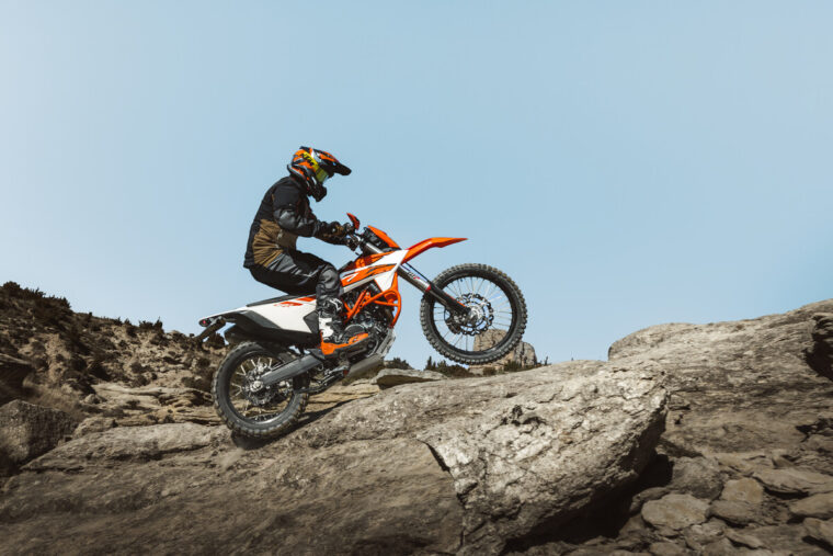 KTM-690-Enduro-R-2026-accion14