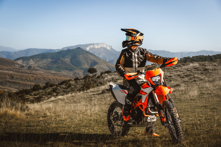 KTM-690-Enduro-R-2026-accion17