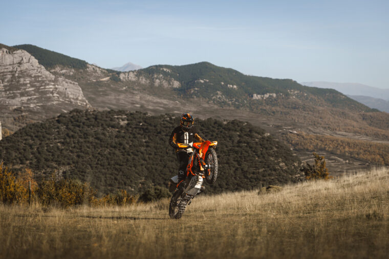 KTM-690-Enduro-R-2026-accion18
