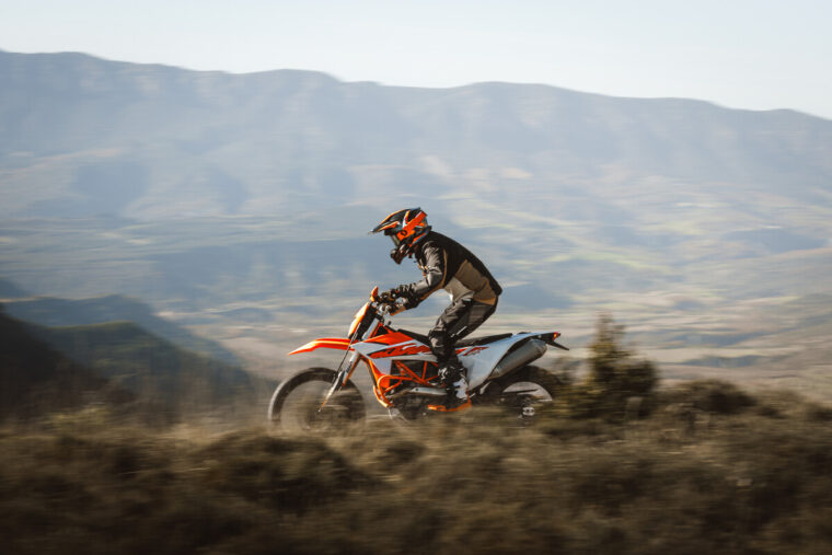 KTM-690-Enduro-R-2026-accion19