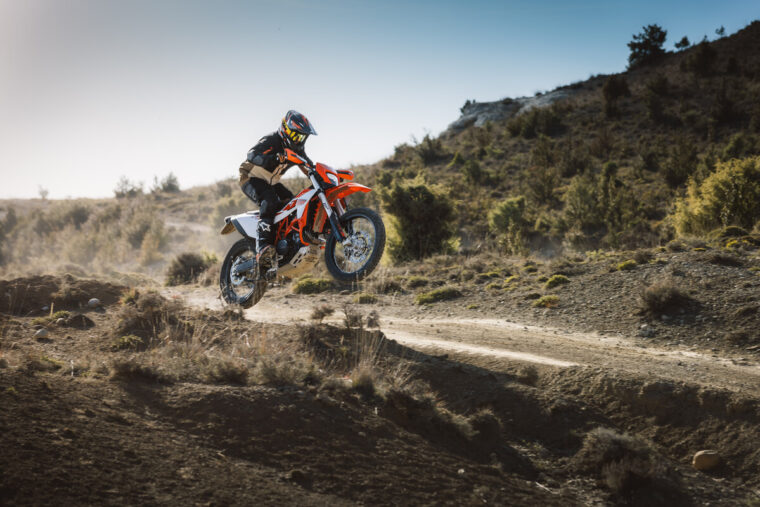 KTM-690-Enduro-R-2026-accion22