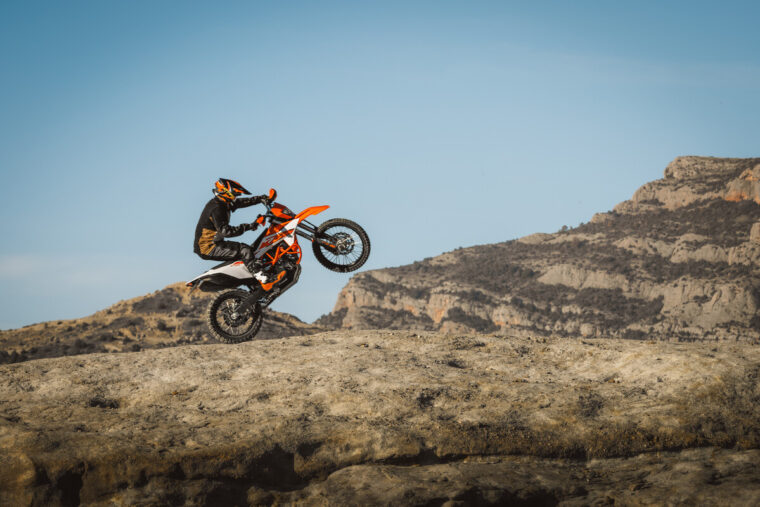 KTM-690-Enduro-R-2026-accion27