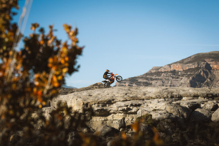 KTM-690-Enduro-R-2026-accion28