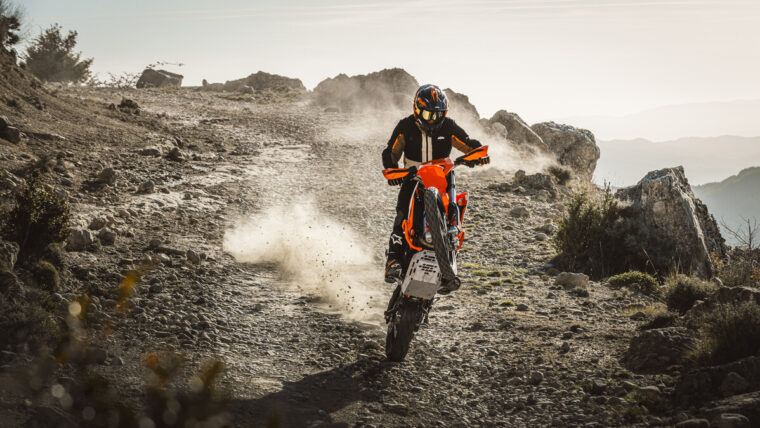 KTM-690-Enduro-R-2026-accion3