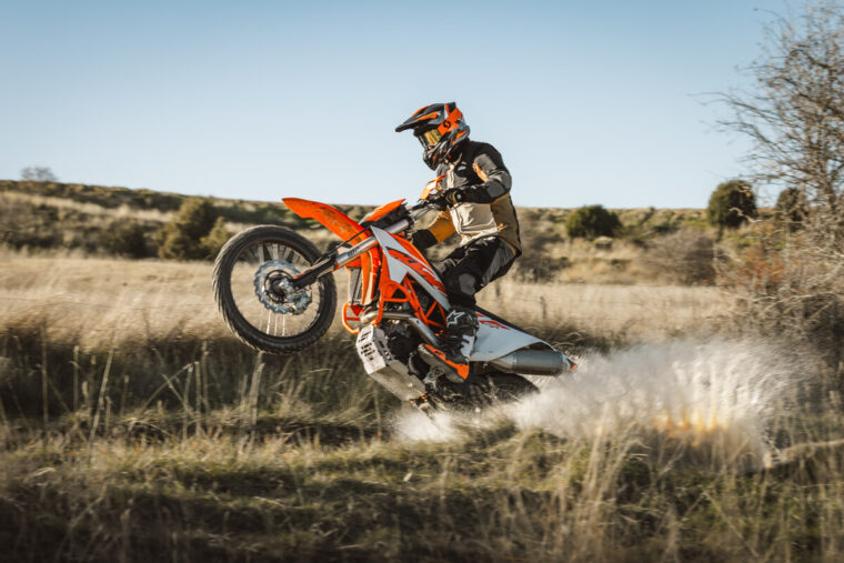 KTM-690-Enduro-R-2026-accion30