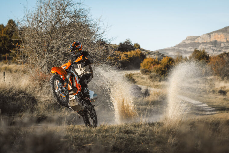 KTM-690-Enduro-R-2026-accion31