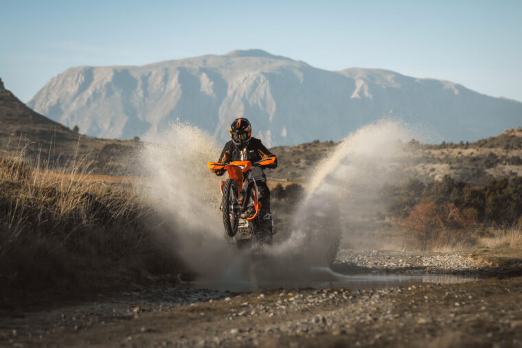 KTM-690-Enduro-R-2026-accion32