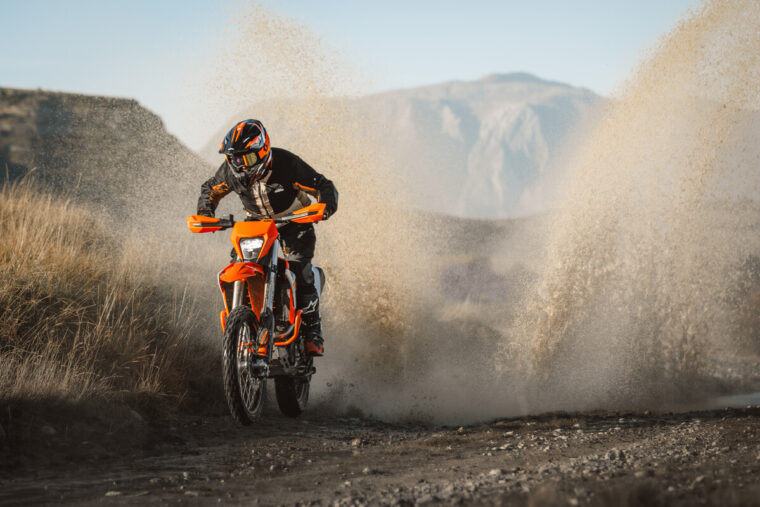 KTM-690-Enduro-R-2026-accion33