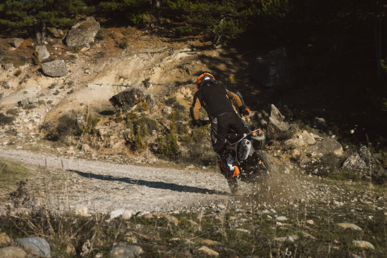 KTM-690-Enduro-R-2026-accion37