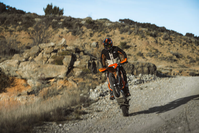 KTM-690-Enduro-R-2026-accion38