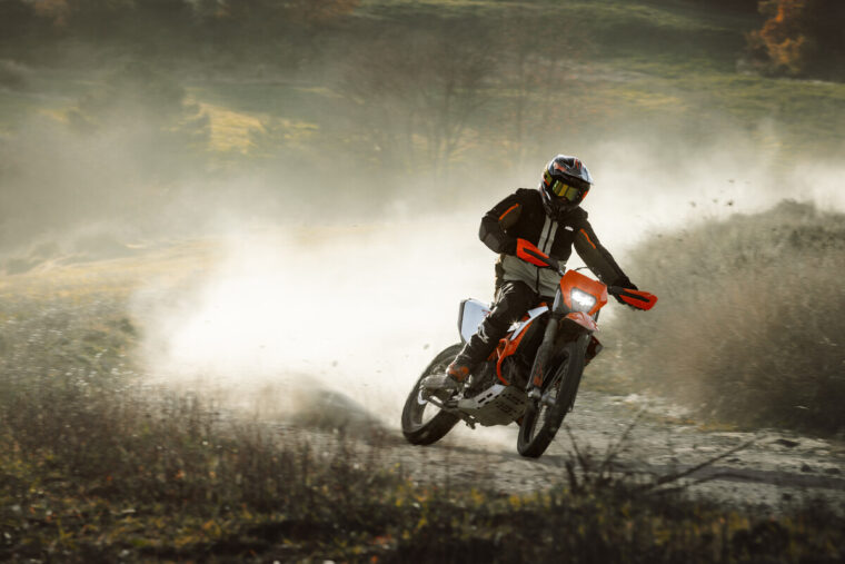 KTM-690-Enduro-R-2026-accion39