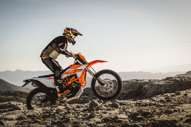 KTM-690-Enduro-R-2026-accion4