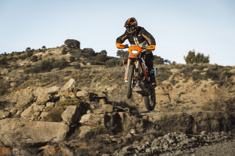KTM-690-Enduro-R-2026-accion40